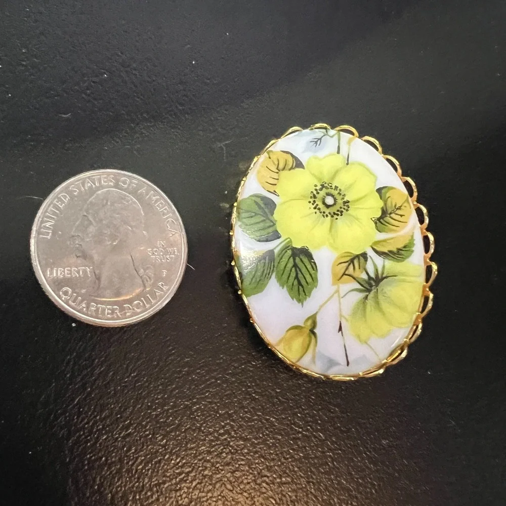 Vintage Womens Floral Brooch Yellow‎ Green Oval Gold Tone Botanical Retro